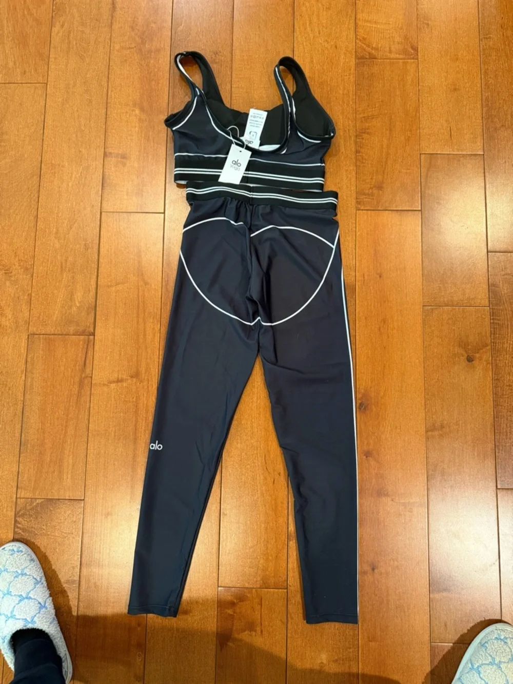 Alo Yoga Black Legging and Sports Bra Set with White Piping - Picture 3 of 4